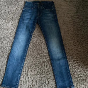 Jeans - Snygga jeans från Jack and Jones. Skick 10/10 använda en gång. Säljer för jeansen är lite för små för mig. Storleken är 27 30