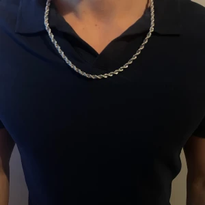 Silver cordell kedja - Silver platerad cordell halsband i rostfritt stål 5 millimeter,55 cm lång/Jewerlisss