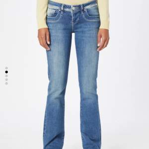 Ett år ljusblå LTB jeans i modell valerie! Storlek 28/34 och är sprätta för att bli längre! Använda men inget täcken på det alls🥰🥰