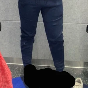 Nike tech byxor - Säljer mina mörkblåa nike tech byxor som nästan aldrig är använda och i bra skick. Har nästan aldrig använt därav säljer jag dem. De är i herrmodellen men funkar också för tjejer💕💕