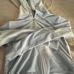 Juicy couture tröja - Säljer min juicy tröja då den inte kommer till användning ny skick aldrig andvänd💗 Tar emot prisförslag 