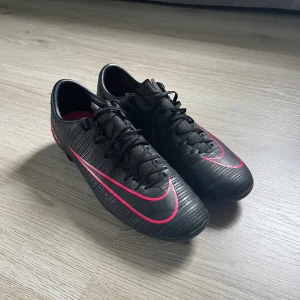 Fotbollsskor  - Säljer ett par riktigt feta Nike fotbollsskor som inte tillverkas längre, det finns lite defekter längst fram på skon, det är bara att fråga om bilder men annars bra skick 