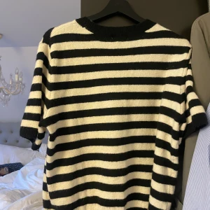 Randig tröja  - Stickad randig tröja från hm i storlek M. Säljer för 199kr❤️