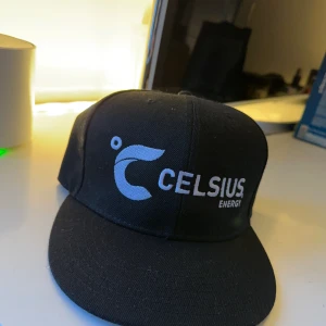 Celsius Keps -  Säljer en otroligt limiterad Celsius Keps använd vid endast vid två tre tillfällen så otroligt fint skick utan skador eller tecken på användning. hör gärna av er vid fler frågor