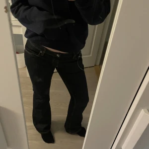 As snygga second hand jeans - Så sjukt snugga utsvängda jeans! Sista bilden är en bra bild på vilken färg de är. De sitter jätteskönt och är bra utsvängda alltså ser inte ut som skinny jeans! Kom privat om du har någon fråga alls!❤️❤️
