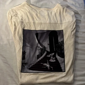 Limitato t-shirt stl L - Nypris ca 2000kr. Ej kunnat hitta vad motivet på tröjan heter men det är av Norman Parkinson. Köpt för ungefär 3 år sedan men använd väldigt sällan så gott skick. Storleken är ganska stor för L. 