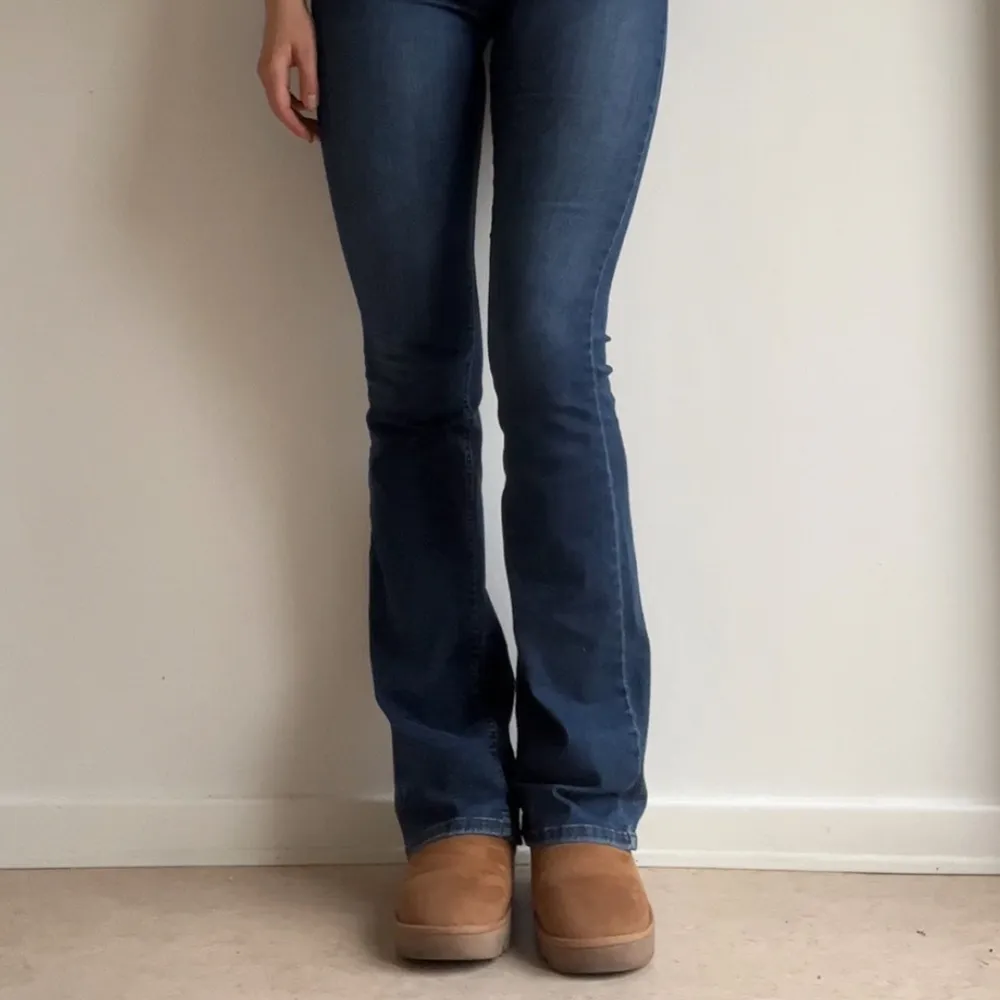 Snygga och bekväma bootcut jeans från Only, sparsamt använda och i fint skick! Storleken är W28 L36, de är stretchiga och sköna i materialet!. Jeans & Byxor.