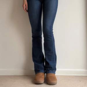 Snygga och bekväma bootcut jeans från Only, sparsamt använda och i fint skick! Storleken är W28 L36, de är stretchiga och sköna i materialet!