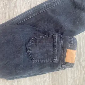 Säljer mina Arrow jeans från Weekday. Använda få gånger och är inte smutsiga utan de va damm i luften… köp gärna via köp direkt!