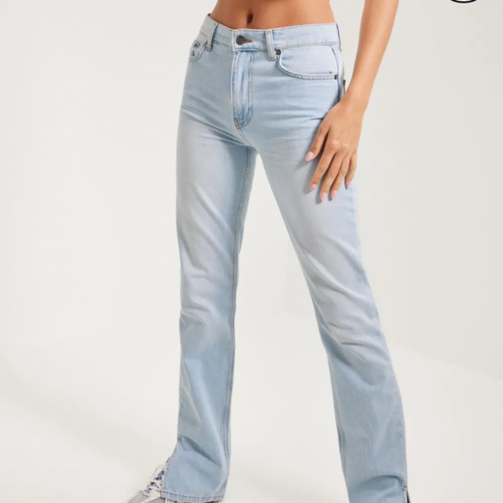 Fina mid waist jeans med slit från Nelly, säljer då de är för långa för mig. Använda endast ett fåtal gånger så i mycket bra skick!!💗strl 32. Jeans & Byxor.