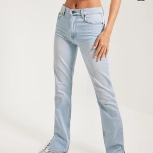 Mid waist slit jeans - Fina mid waist jeans med slit från Nelly, säljer då de är för långa för mig. Använda endast ett fåtal gånger så i mycket bra skick!!💗strl 32