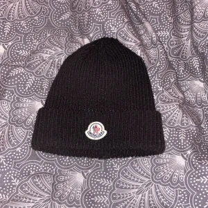 Moncler Mössa - Säljer den här mössan pågrund av att jag knappt använt den har endast använt när jag provade sen första gången.