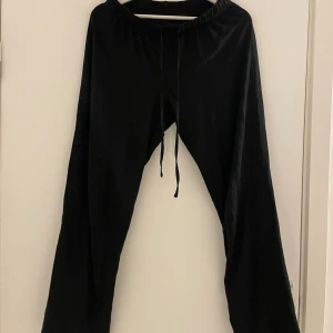Svarta mysbyxor  - Säljer mina svarta mysbyxor för de är lite korta i benen på mig. Haft de jättelänge men har inte använts många gånger! Ganska tunnt tyg och det är 100% bomull.