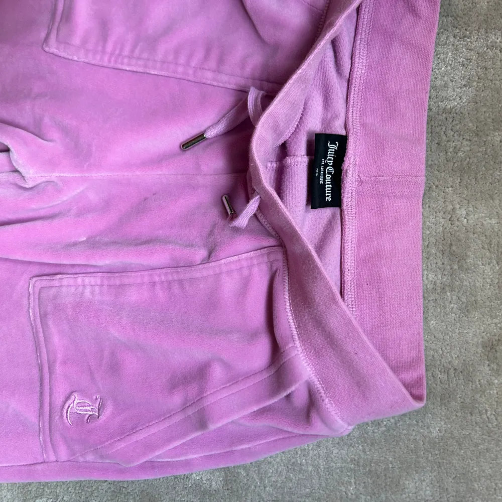 Säljer mina i princip oanvända populära rosa juicy byxor. Det finns inga defekter och de är sparsamt använda. Orginalpris: 1200 kr. Skriv privat om du har frågor! Tryck gärna på köp nu🙏💕. Jeans & Byxor.