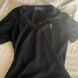 Polo Ralph lauren tröja  - En marinblå Ralph lauren t-shirt som är figursydd! Den är vintage och i Stl 36