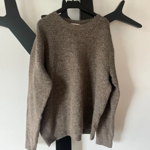Stickad tröja  - Fin brun stickad tröja från H&M. Tröjan är dock nopprig. 