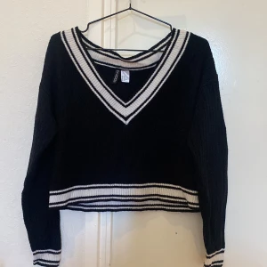 Svart stickad tröja - Svart stickad ”magtröja”. Endast använd en gång