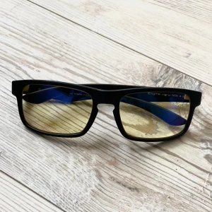 Gunnar spelglasögon - Gunnar Enigma Onyx spelglasögon i väldigt fint skick! De är svinbra att ha om man spelar eller sitter framför datorn länge. Skyddar mot blått ljus och har inzoomande effekt så man kan sitta längre bort från skärmen. Nypris 500kr. 