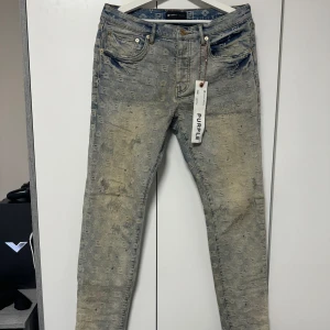 Purple monogram jeans - Helt nya purple brand jeans. Storlek 34 pris kan diskuteras vid snabb affär. 