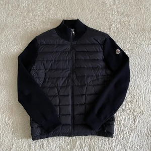 Moncler cardigan  - Tja, säljer nu denna jättefina Moncler cardigan i 10/10 i skick, för endast 1400. Är inte 100% på att den är äkta, men alla scan funkar!!!