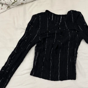 Snygg festtopp - Supersnygg topp med ”hål” både på framsidan av tröjan och på armarna. (Fler bilder kan skickas) VÄLDIGT liten i storleken så en riktig xxs