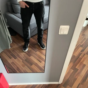 Jack & Jones jeans  - Jeans från Jack & Jones. Jeansen är i riktigt bra skick! Snygg fade vid knäna. Skriv om funderingar eller fler bilder!