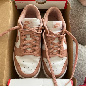Nike dunk low - rose whisper  - Fina Nike dunk i färgen rose whisper, använda fåtal gånger. 🤍köpt på zalando och har kvitto kvar 🌸