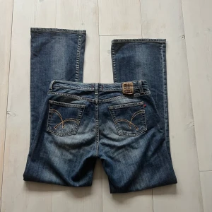 Lågmidjade jeans - Blåa lågmidjade jeans från Big Star köpta på Vinted, var för korta för mig så säljer vidare.  