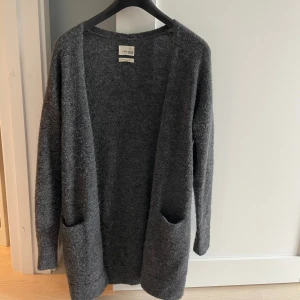 Supermysig kofta - Jättemysig tröja av bland annat ylle och alpacka. Storlek XS men passar S. Köpt för ca 1500kr. Nyskick. 