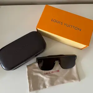 Jätte fräsch Louis Vuitton Solglasögon perfekt för våren/sommaren nu kommer med box och två fodral. Säljer för 750 men pris kan diskuteras funkar unisex med.