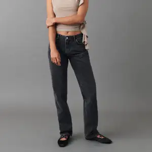 Gina Tricots low straight jeans i storlek 38. De är mindre i storlek än andra färger i samma modell, skulle säga att dessa är mer som en storlek 36. Säljer billigt då de har en minimal skada på benet.