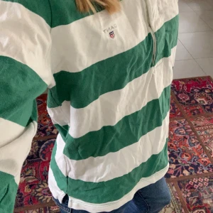 Grönvit gant tröja  - Skitsnygg tröja som är i nyskick! Den har knappar i fram som sendan inte syns. Om du har en fråga eller vill ha fler bilder är det bara att skriva☺️