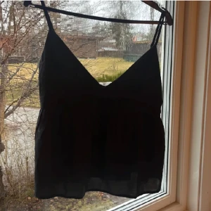 Svart Linne Sommar Topp - Jag hade köpt den här på Plick men den var för liten för mig och jag vill sälja den här til någon som skulle kunna ha den! Den var jätte gullig! Och jag är jätte ledsen över att den kunde inte passa mig! Hoppas att någon vill ha den!