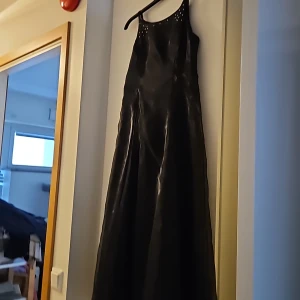 En fin svart lång klänning  - Knappt använt klänningen fortfarande i välldigt.bra skick  I str 152 