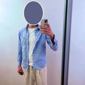 Blå linne skjorta  - - Strl: eu 170  - Perfekt till en utekväll - sitter tajt på mig  - Kontakta oss via pm vid frågor. Modellen är 187 cm