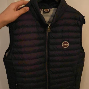 Colmar väst storlek S - Säljer denna colma väst då den har blivit för liten för mig. Har haft den i ca 4 månader och den är i hur bra skick som helst. 10/10 skick. Ny pris 1200kr