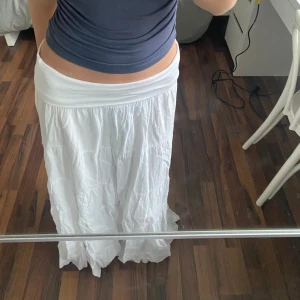 Vit Maxi Kjol - Säljer denna kjolen från CC Company, nypriset är 500kr och säljer pga att den ej kommer till användning. Den är jättefin och i mycket gott skick. Använd 3 ggr, den är one size.