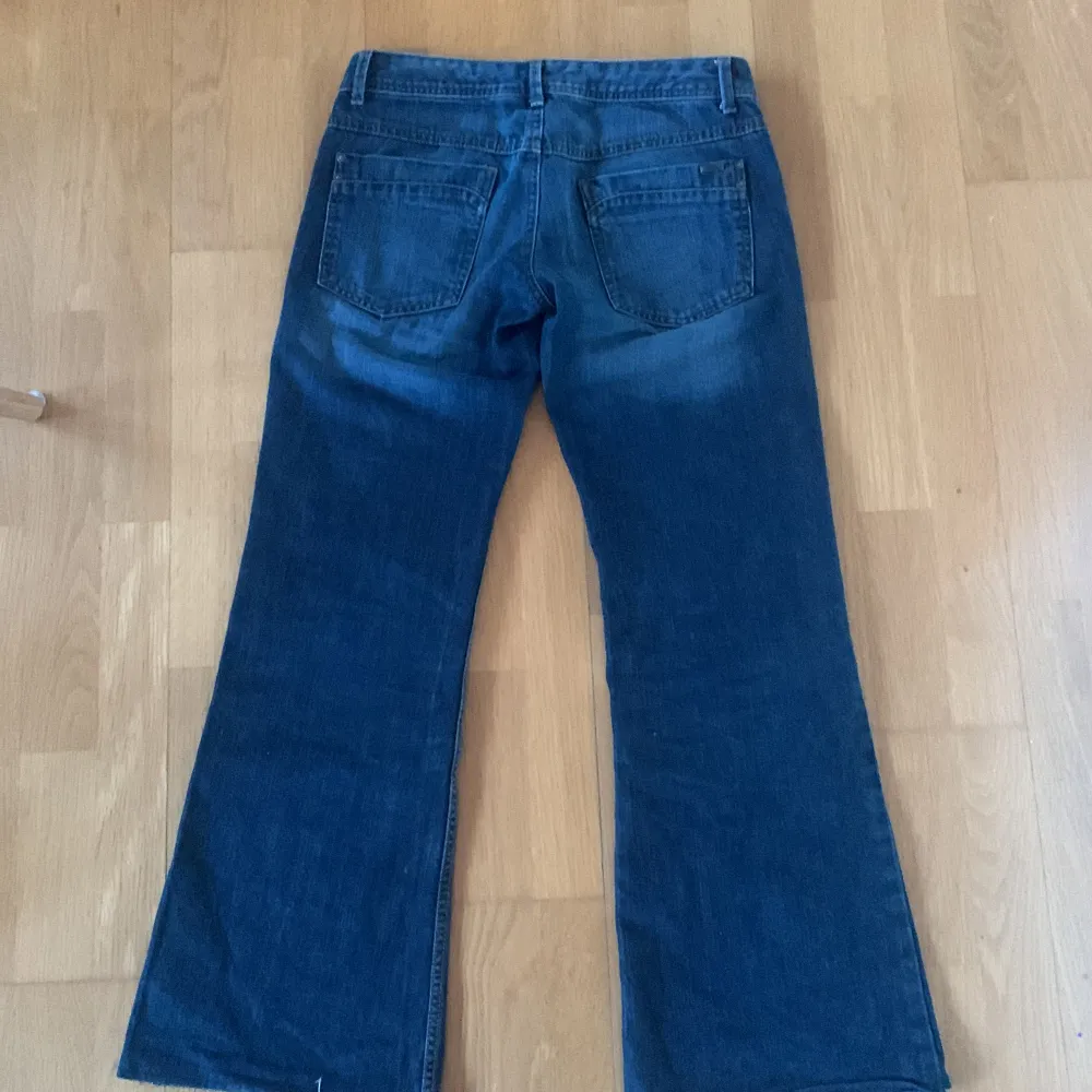 Blåa superfina, lågmidjade jeans. (Bootcut) Innerbenslängd 77cm och midjemått rakt över 38cm💕 säljer dem pga passar ej Köpare står för frakt💘. Jeans & Byxor.
