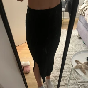 Stickad kjol 🖤 - En stickad lång kjol med slits ifrån new yorker. Har använt en gång, passar både till våren och sommaren! Super skön och söt. Storlek 34/s 🖤🖤