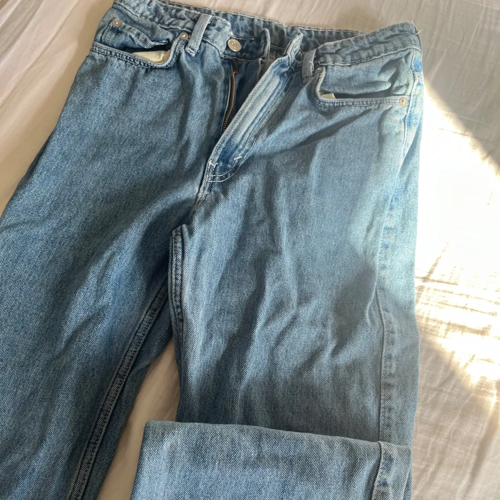 Rowe jeans från weekday i Stl 27/30. Tal modell . Jeans & Byxor.