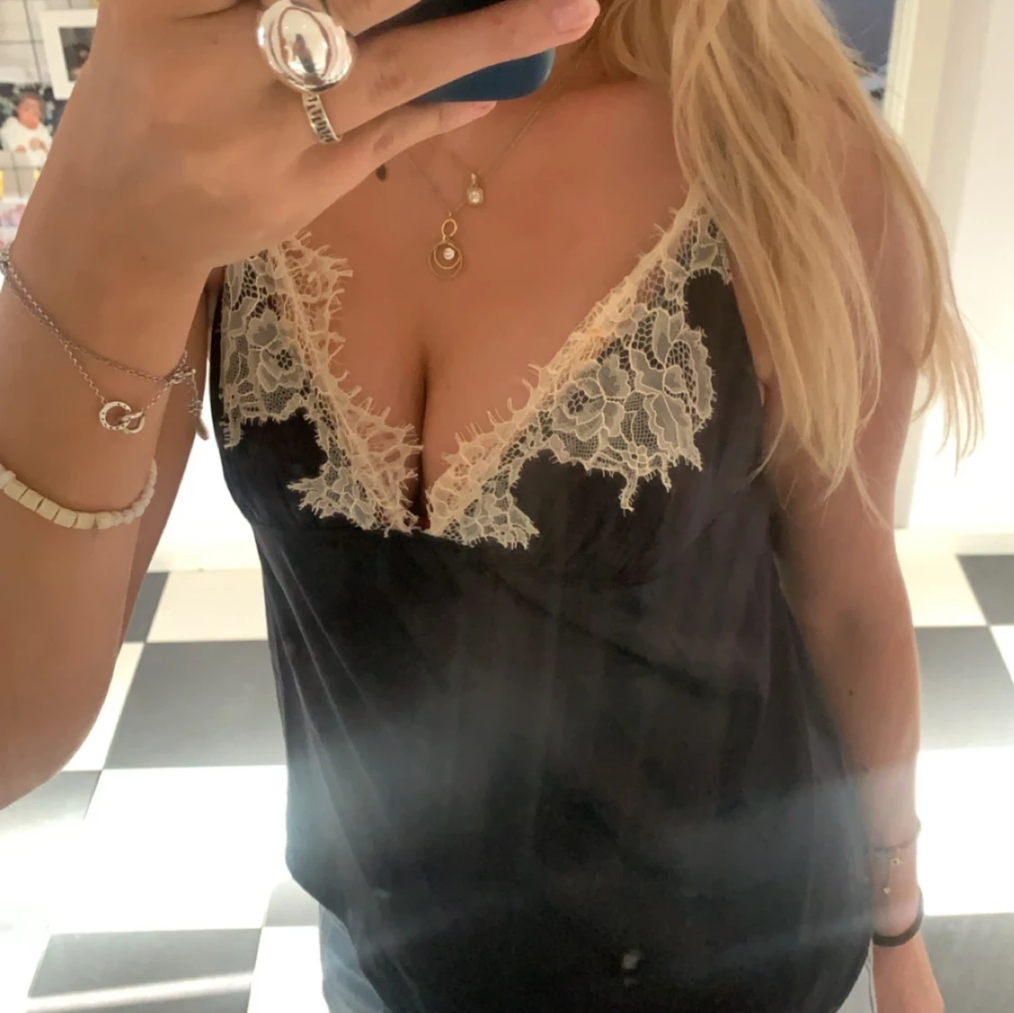 Svart sidenlinne med spets - 90