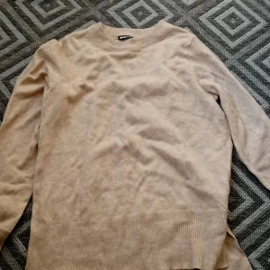 Tröja  - En fin tröja som är beige