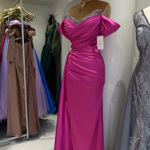 Mekko - Xs-s koko. Uusi, täydellisessä kunnossa.  Istuu kauniisti ja muotoilee vartaloa. 