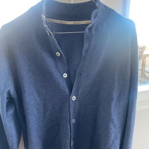 Cardigan  - Säljer denna sjukt snygga cardigan/kofta från Stenströms i en skön blå färg. Storlek m men passar även s. Skick 9/10