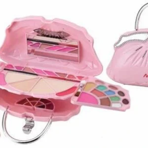 All in One Smink  - Stora paket  Helt ny  Paket mått ca 20.00*14.00*6.50cm 