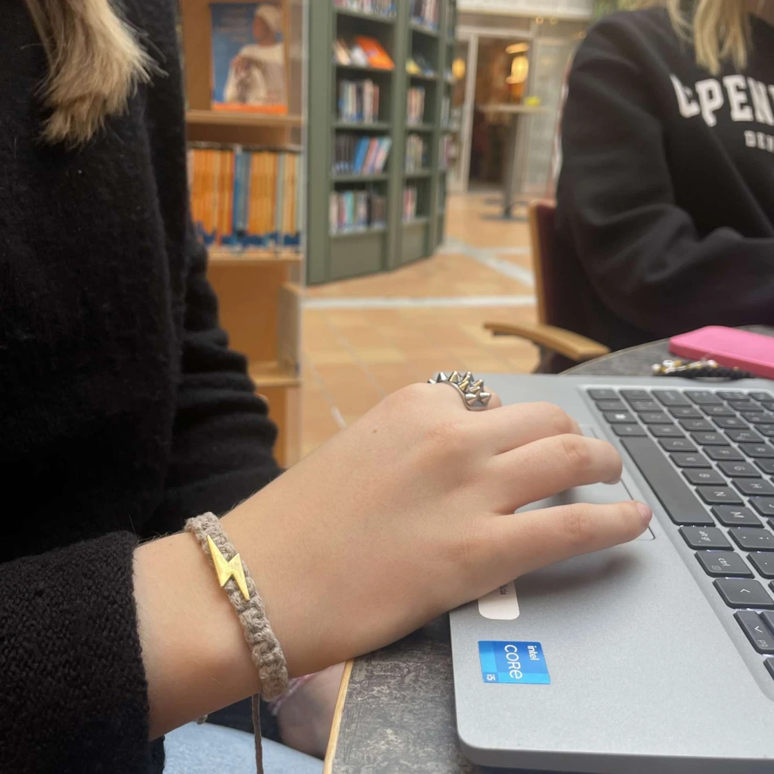 beige makramearmband