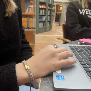 beige makramearmband - handgjorda makramearmband från vårat uf-företag💕denna beige/gråa finns med silverblixt, guldblixt eller utan blixt💕15% av vinstpengarna skänks till Stiftelsen Friend⚡️