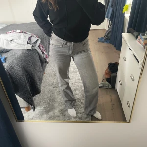 Lågmidjade jeans  - Säljer dessa Lågmidjade raka jeans ifrån ginatricot. Dem kommer tyvärr inte längre till användning men är skitsnygga. Köpta för 500 och är fortfarande i väldigt bra skick. 