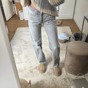 Säljer ett par supersnygga ljusgrå jeans från Gina tricot i storlek 32. Inga defekter & sparsamt använda🫶🏽 Köparen står själv för eventuell fraktkostnad! 