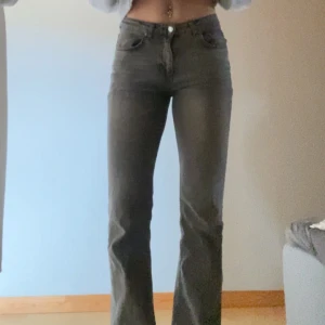 Gråa jeans - Bootcut/straight beror på hur lång man är skulle jag säga!  Inga defekter men väl använda🩷  Midjemått- 36cm Innerbenslängd- 78cm Lite för korta för mig som är 180🩷 Skriv vid frågor🩷